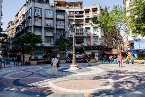 嘉路米耶圓形地 (三盞燈) Rotunda de Carlos da Maia