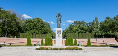 Monumento a Jacinto Benavente