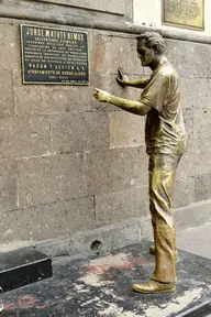 Estatua Jorge Matute Remus