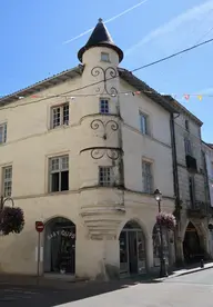 Maison d'angle à tourelle