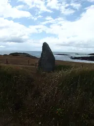 Menhir de la pointe de Kerguérite