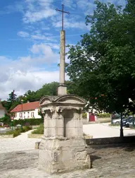 Croix devant l'église