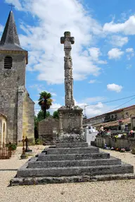 Croix de cimetière, en pierre, du 16e siècle