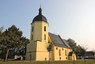 Dorfkirche Schleife; Kirche, vier Grabmale und zwei mittelalterliche Steinkreuze an der Außenwand der Kirche Friedensstraße