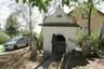 Wegkapelle und zwei Grabsteine