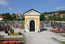 Friedhofskapelle und Kriegerdenkmal