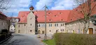 Schloss Klipphausen (Nr. 3/5, Hauptgebäude im Winkel gebaut) mit dazugehörenden Wohnstallgebäude (Nr. 2, ehemaliges Pächterhaus, mit Fachwerkübergang und Anbau), drei Nebengebäude (Nr. 4, Nr. 6 und Nr. 7/7a, Wohn- und Wirtschaftsgebäude), Torp