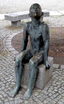 Sitzender Junge