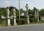 Figurengruppe mit Wegkreuz