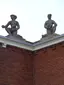 Twee knielende figuren