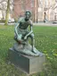 Zittende jongeling