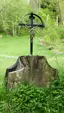 Steinsockel mit Kreuz