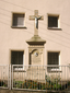 Betkreuz vor dem Wohnhaus Elsteraue 4