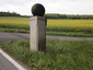 Wegestein mit Kugelbekrönung in Preuschwitz (Abzweig nach Grubschütz) Wegestein mit Kugelbekrönung in Preuschwitz (Abzweig nach Grubschütz)