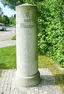 Kilometerstein an der Freisinger Straße in Ismaning