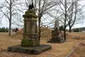 Denkmal für die Gefallenen des Ersten Weltkrieges, gewidmet vom Turn- und Rettungsverein sowie Denkmal für die Gefallenen des Ersten Weltkrieges mit Gedenkstein für die Gefallenen von 1870/71 Mulkwitzer Weg