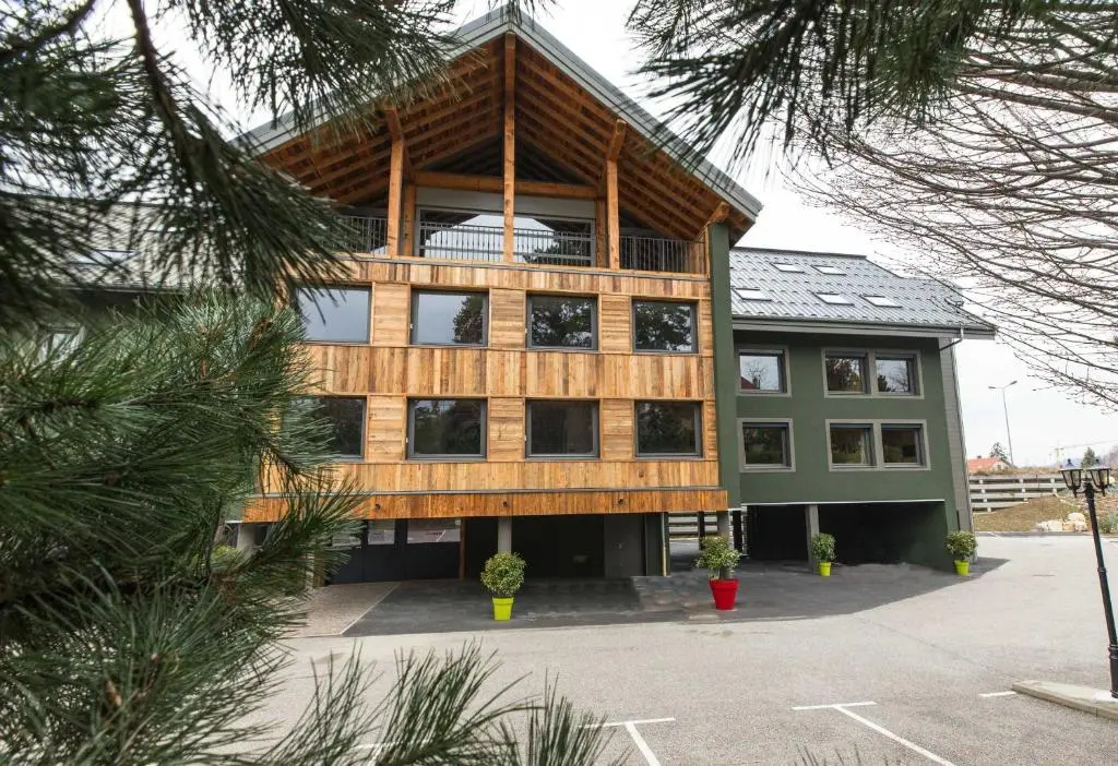 Les Cabanes De La Maison Rouge