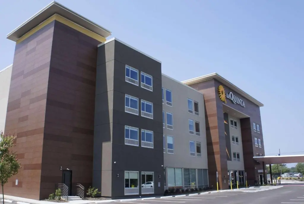 La Quinta Inn & Suites by Wyndham Manchester - Arnold AFB