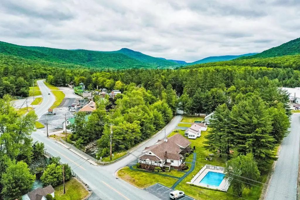 Riverbank Motel & Cabins