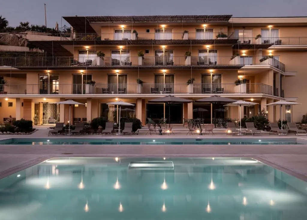 Luna Minoica Suites & Apartments