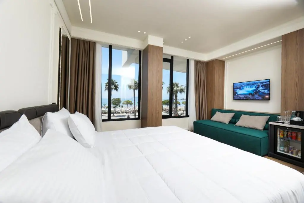 Hotel Adore