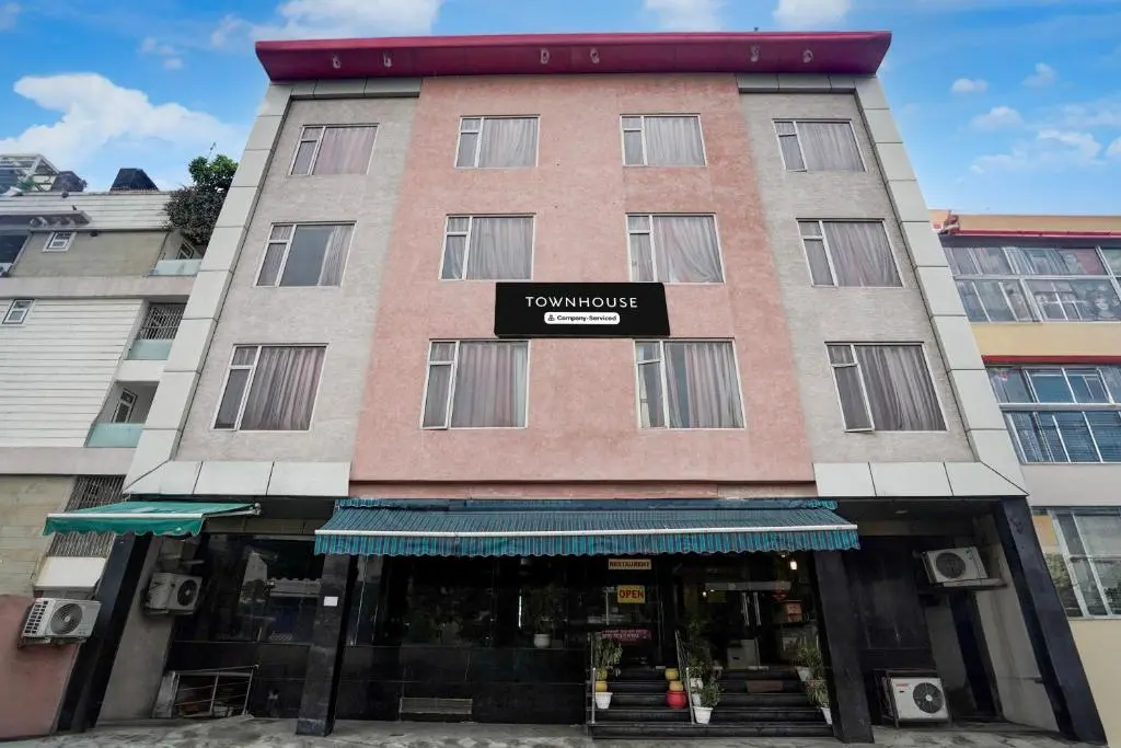 Super Townhouse Bani Park