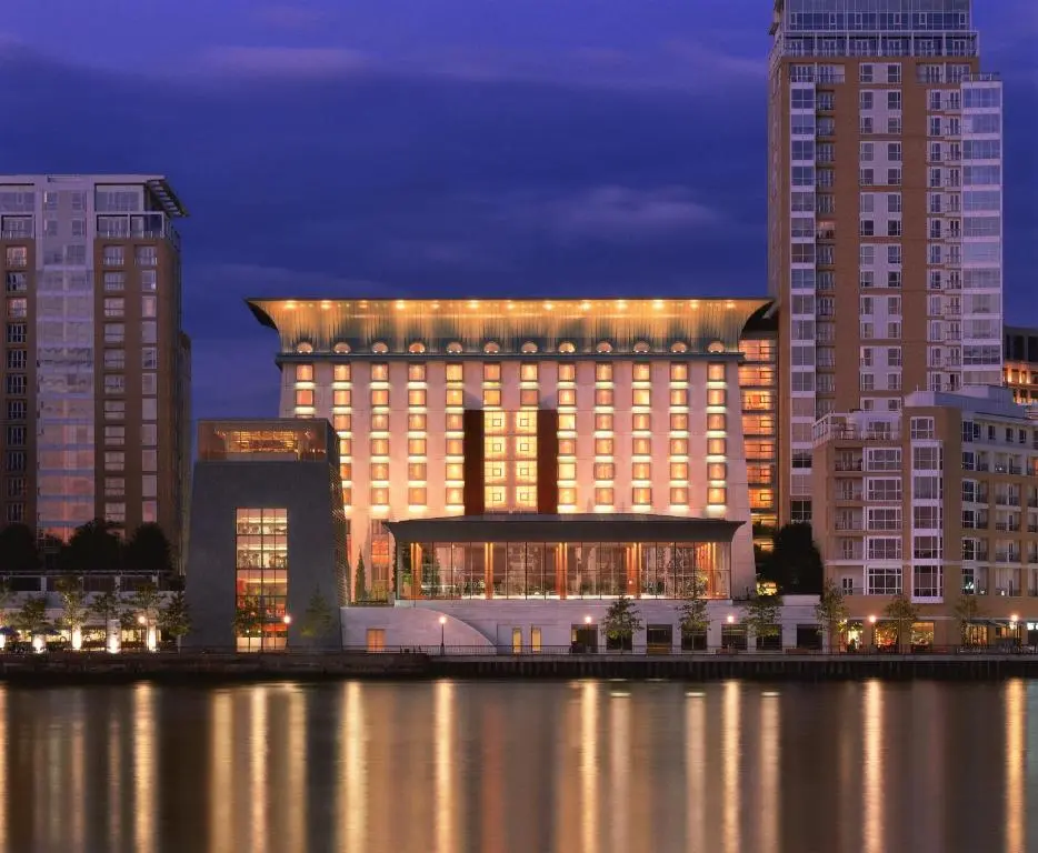 Canary Riverside Plaza Hotel