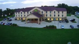 Countryview Inn & Suites