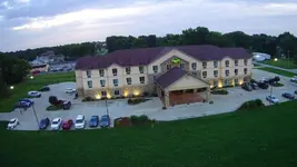 Countryview Inn & Suites