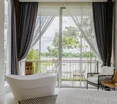 White Wall Riverfront Hotel
