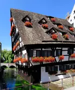 Schiefes Haus
