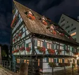 Schiefes Haus