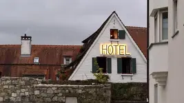 Schiefes Haus