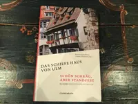 Schiefes Haus