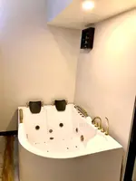 V20 Boutique Jacuzzi Hotel
