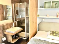 R & J Hotel