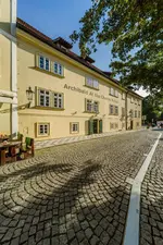 Archibald at the Charles Bridge