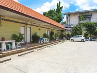 Nangrong Hotel (โรงแรมนางรอง)